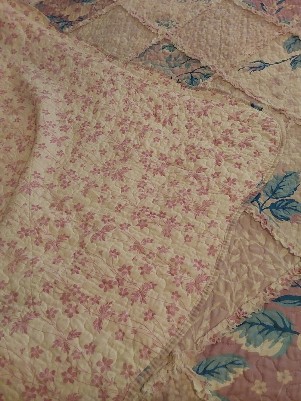 🌺 Vintage Ruffled Floral Patchwork Quilt/Bedspread